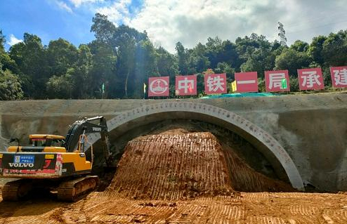 南昌西二環(huán)高速項目工程梅嶺隧道啟動(dòng)進(jìn)洞施工
