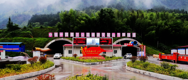 劃著(zhù)沖鋒舟修隧道，連通閩贛湘 三省的莆炎高速全線(xiàn)貫通(圖1)