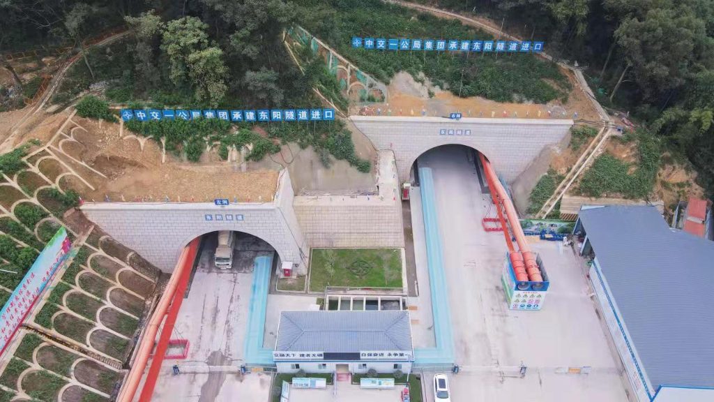 渝武高速公路首座隧道掘進(jìn)過(guò)半(圖1)