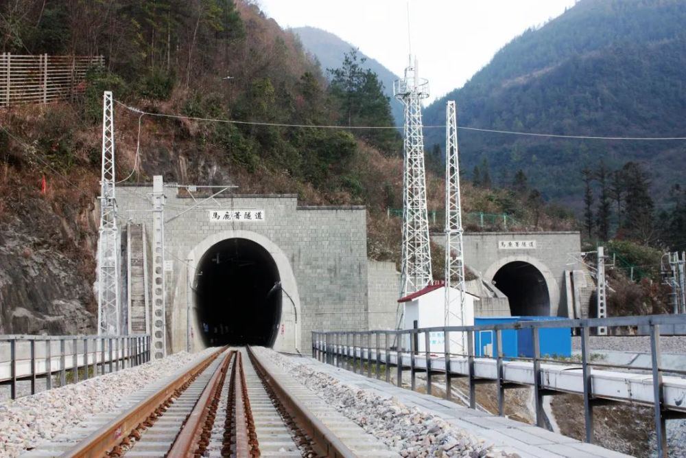 縱橫溝壑總是歌，中鐵十一局唱響隧道工程“最強音”(圖2)