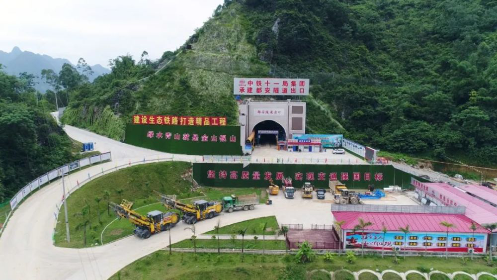 縱橫溝壑總是歌，中鐵十一局唱響隧道工程“最強音”(圖13)