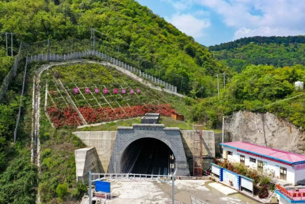 縱橫溝壑總是歌，中鐵十一局唱響隧道工程“最強音”(圖17)