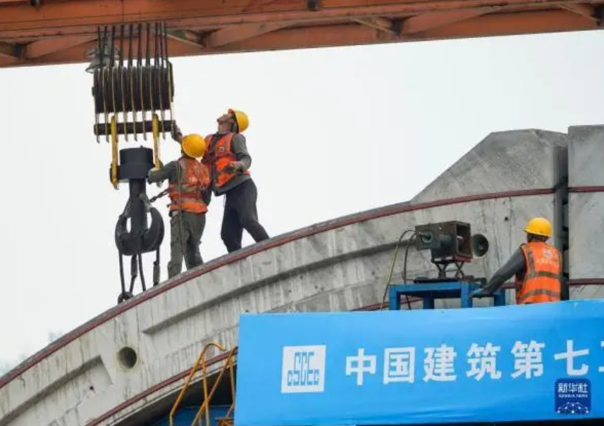 全國首例雙向八車(chē)道裝配式拱形隧道施工進(jìn)入尾聲