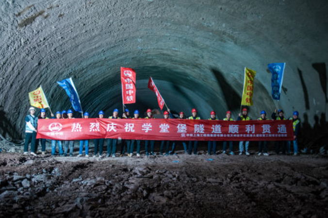 重慶萬(wàn)州新田港進(jìn)港道路拓寬工程學(xué)堂堡隧道順利貫通